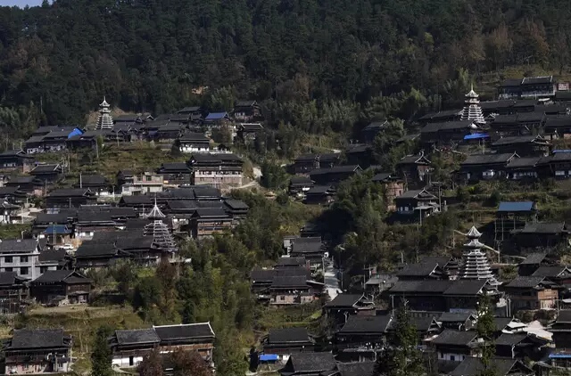 伦珠孜村交通现代化步伐与生活变革的力量